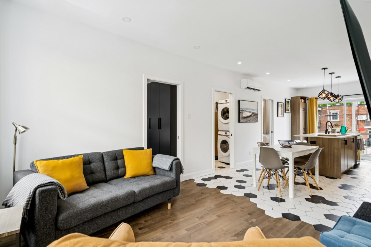 Salon — 2163 - 2165, Rue De Biencourt, Montréal (Le Sud-Ouest), H4E1T9, Montréal (Le Sud-Ouest)