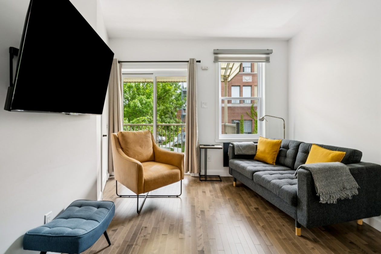Salon — 2163 - 2165, Rue De Biencourt, Montréal (Le Sud-Ouest), H4E1T9, Montréal (Le Sud-Ouest)