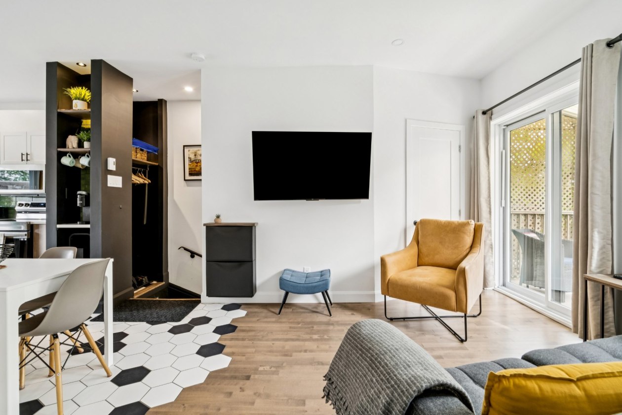 Salon — 2163 - 2165, Rue De Biencourt, Montréal (Le Sud-Ouest), H4E1T9, Montréal (Le Sud-Ouest)
