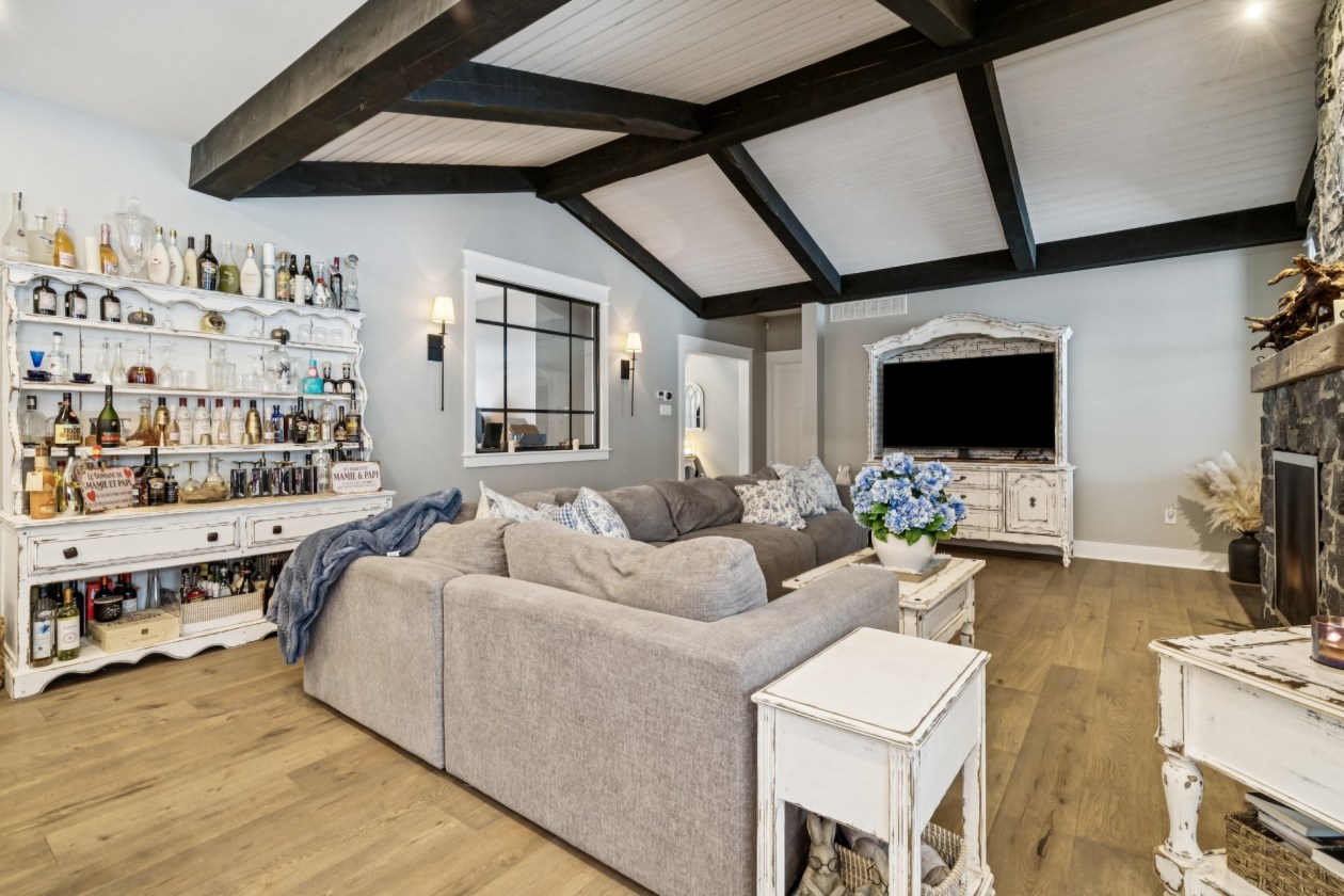 Salon — 44, Rue Monette, Saint-Hippolyte, J8A0G1, Saint-Hippolyte