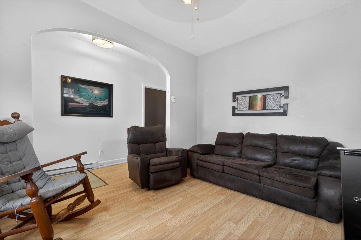 Salon — 1565, Rue des Oblats, Mont-Joli, G5H2N8, Mont-Joli