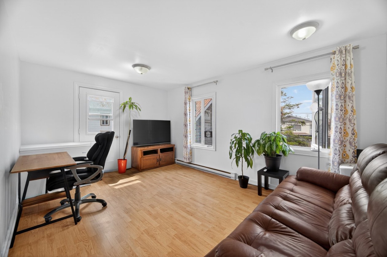 Salon — 1565, Rue des Oblats, Mont-Joli, G5H2N8, Mont-Joli