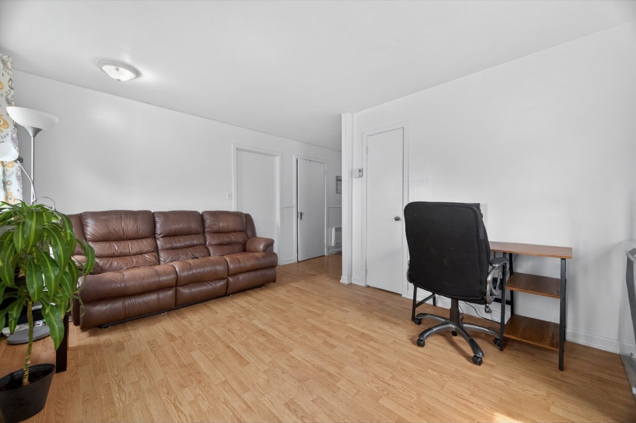 Salon — 1565, Rue des Oblats, Mont-Joli, G5H2N8, Mont-Joli