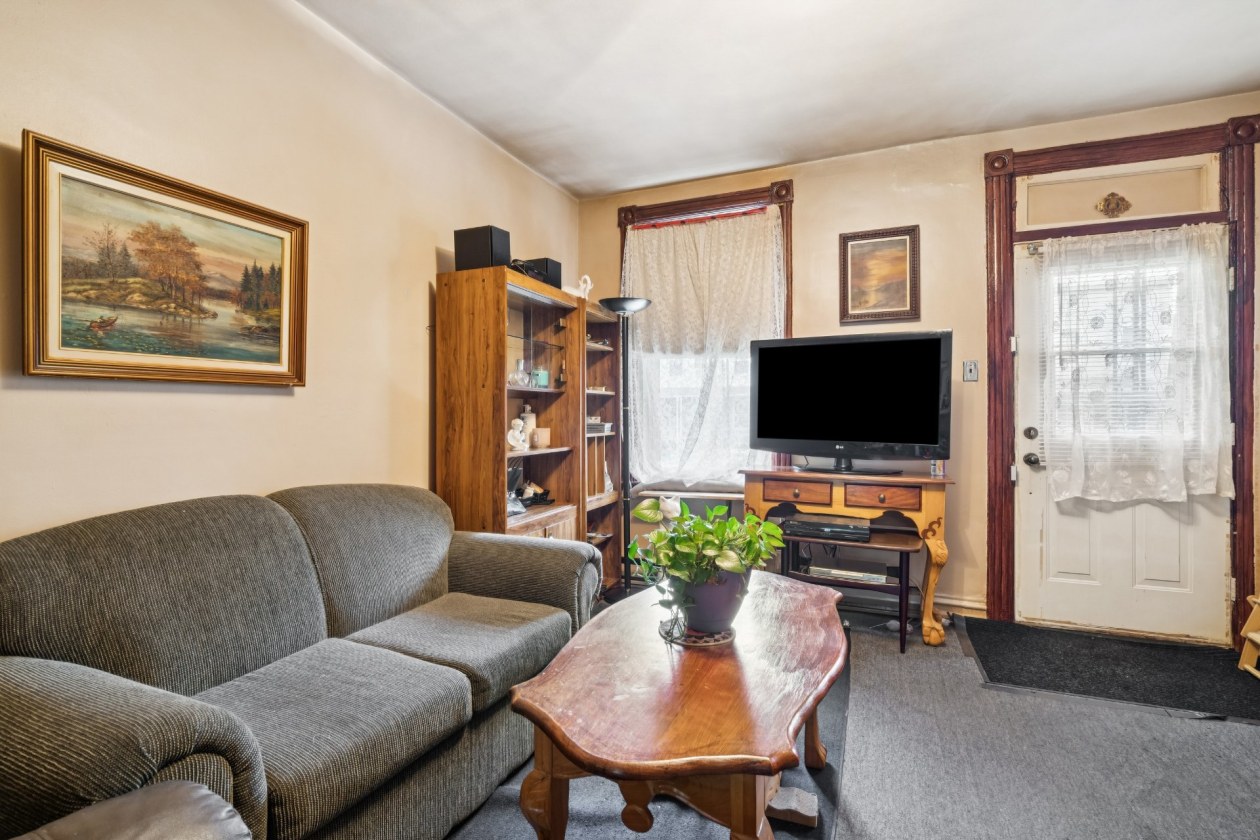 Salon — 528 - 532, 16e Avenue, Montréal (Lachine), H8S3N1, Montréal (Lachine)