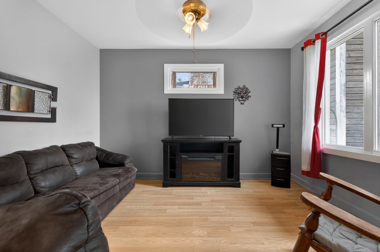 Salon — 1565, Rue des Oblats, Mont-Joli, G5H2N8, Mont-Joli