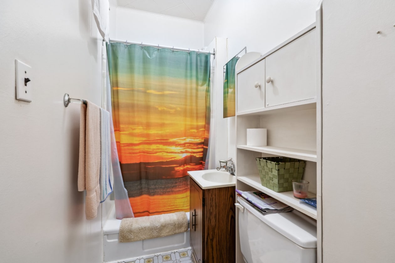 Salle de bains — 528 - 532, 16e Avenue, Montréal (Lachine), H8S3N1, Montréal (Lachine)