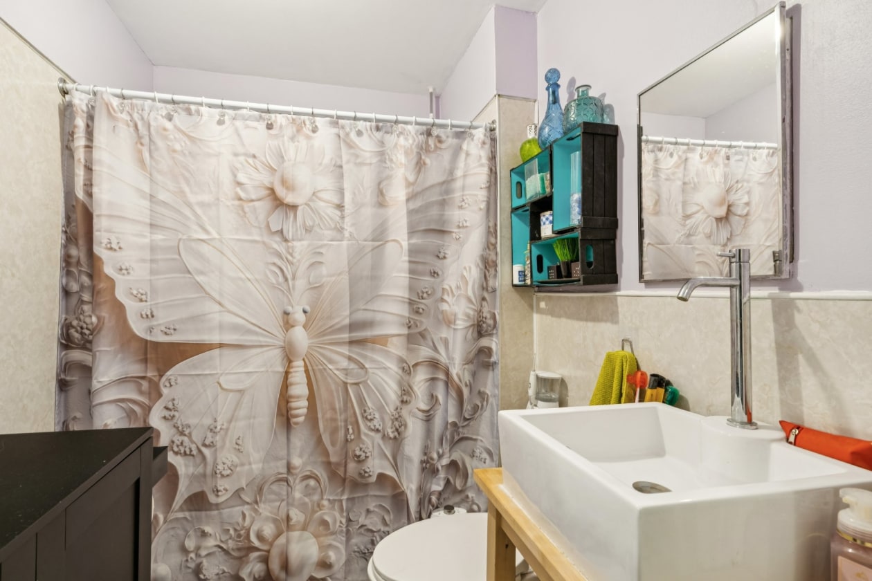 Salle de bains — 528 - 532, 16e Avenue, Montréal (Lachine), H8S3N1, Montréal (Lachine)