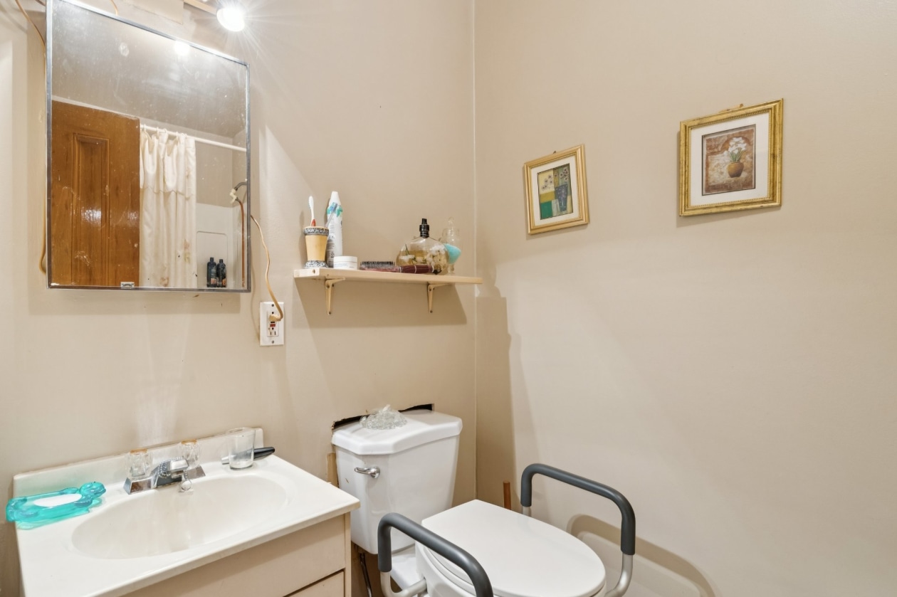 Salle de bains — 528 - 532, 16e Avenue, Montréal (Lachine), H8S3N1, Montréal (Lachine)