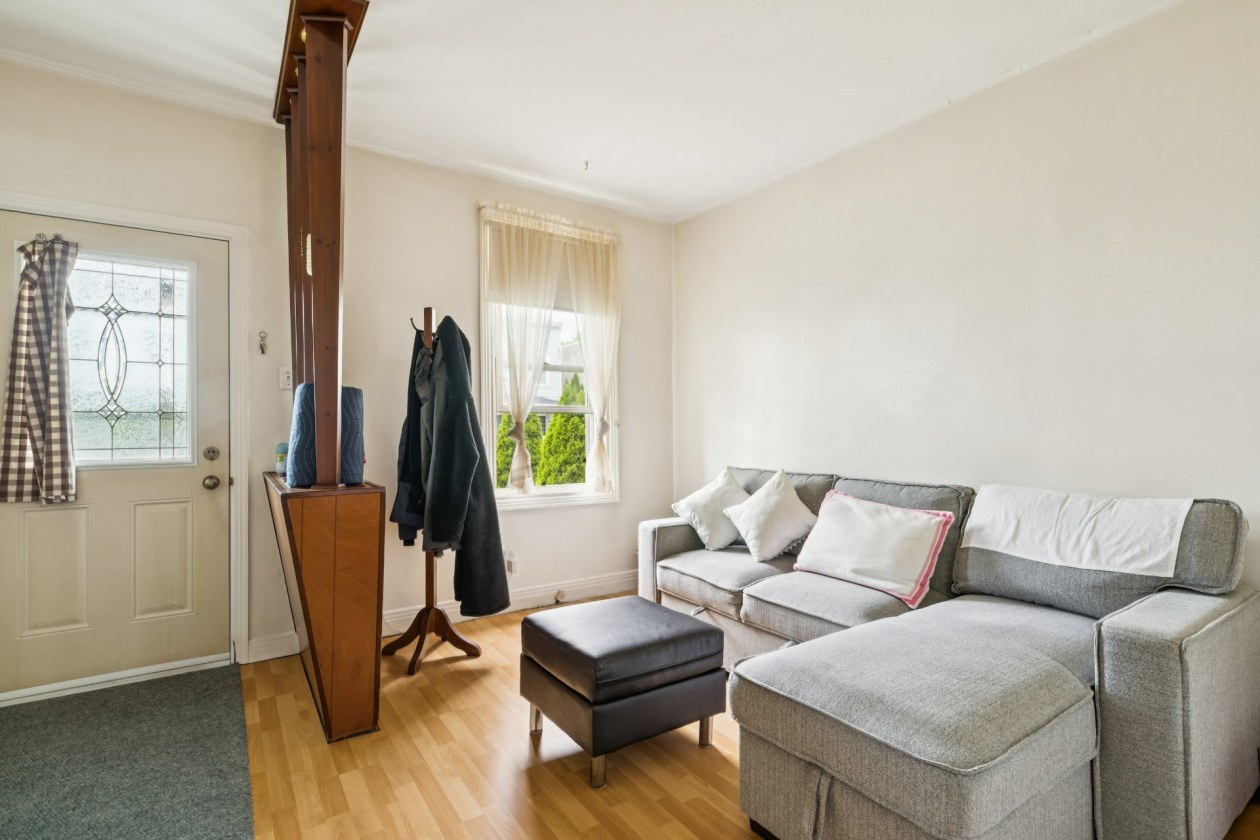 Salon — 528 - 532, 16e Avenue, Montréal (Lachine), H8S3N1, Montréal (Lachine)