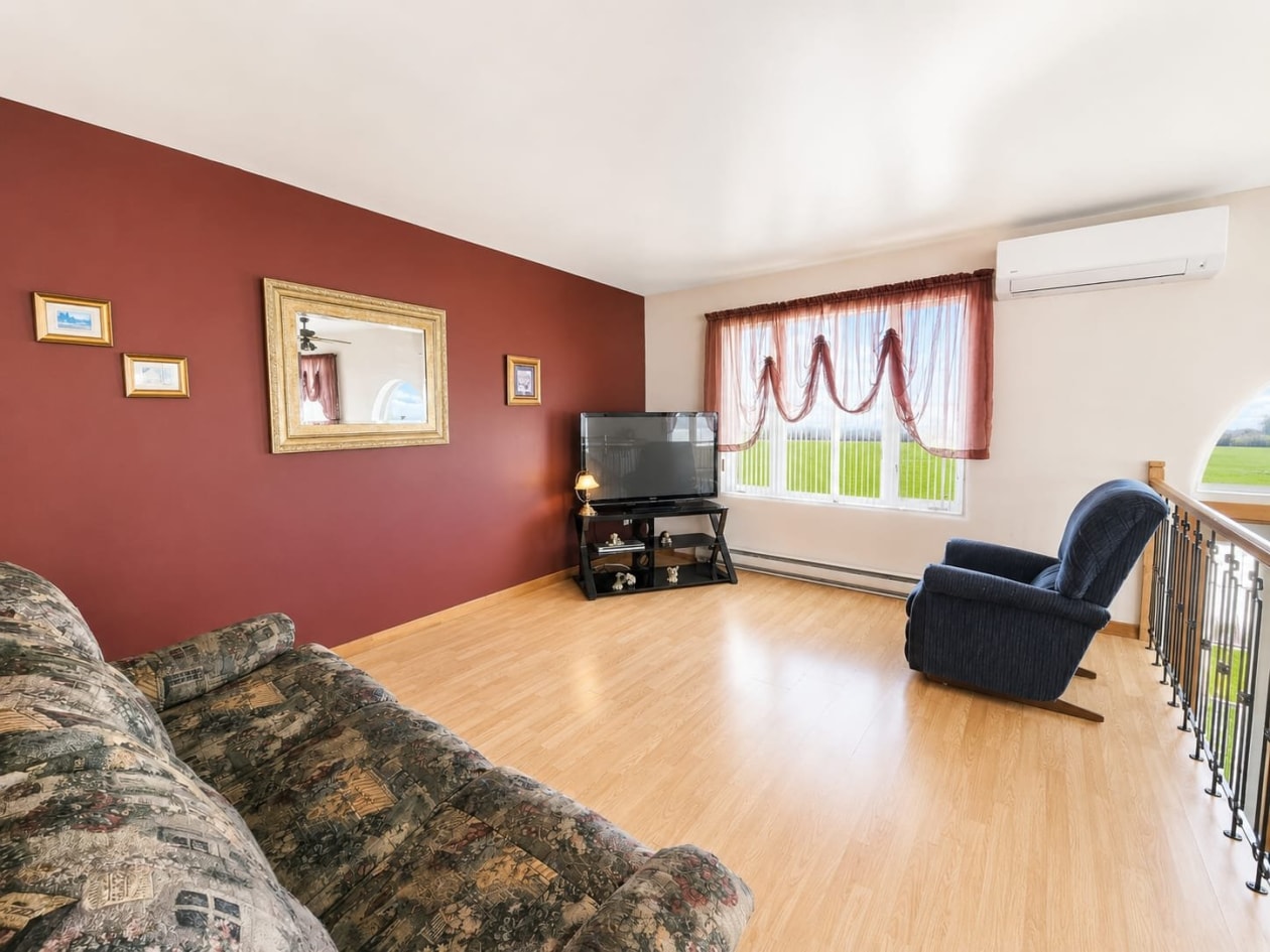 Salon — 453, Rue Turgeon, Hébertville, G8N1T2, Hébertville
