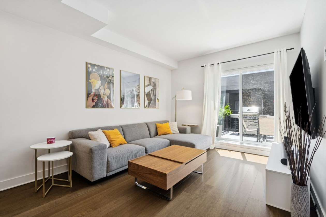 Salon — 385, Av. Skaniatarati, 302, Montréal (Lachine), H8S0A1, Montréal (Lachine)