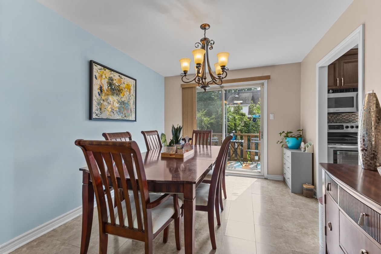Salle à manger — 950, Rue Desmarchais, Laval (Fabreville), H7R4S9, Laval (Fabreville)