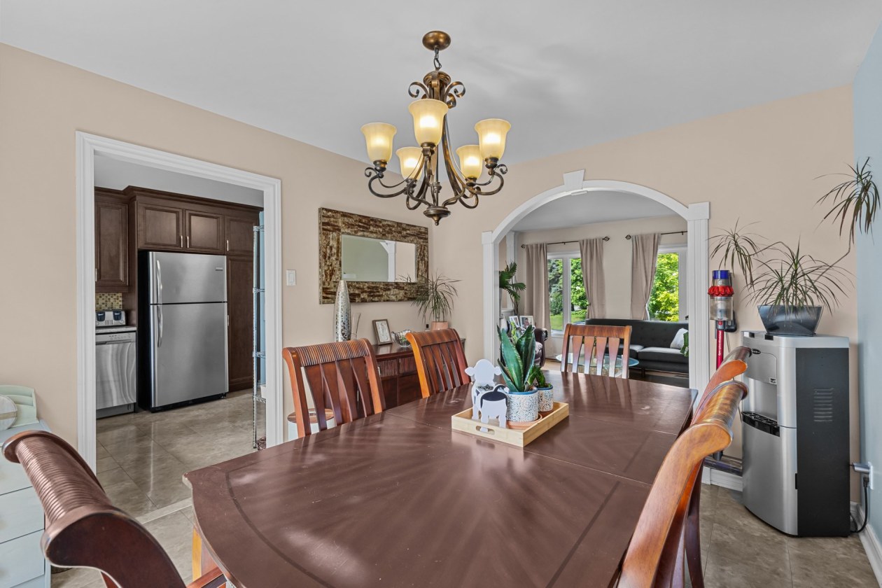 Salle à manger — 950, Rue Desmarchais, Laval (Fabreville), H7R4S9, Laval (Fabreville)