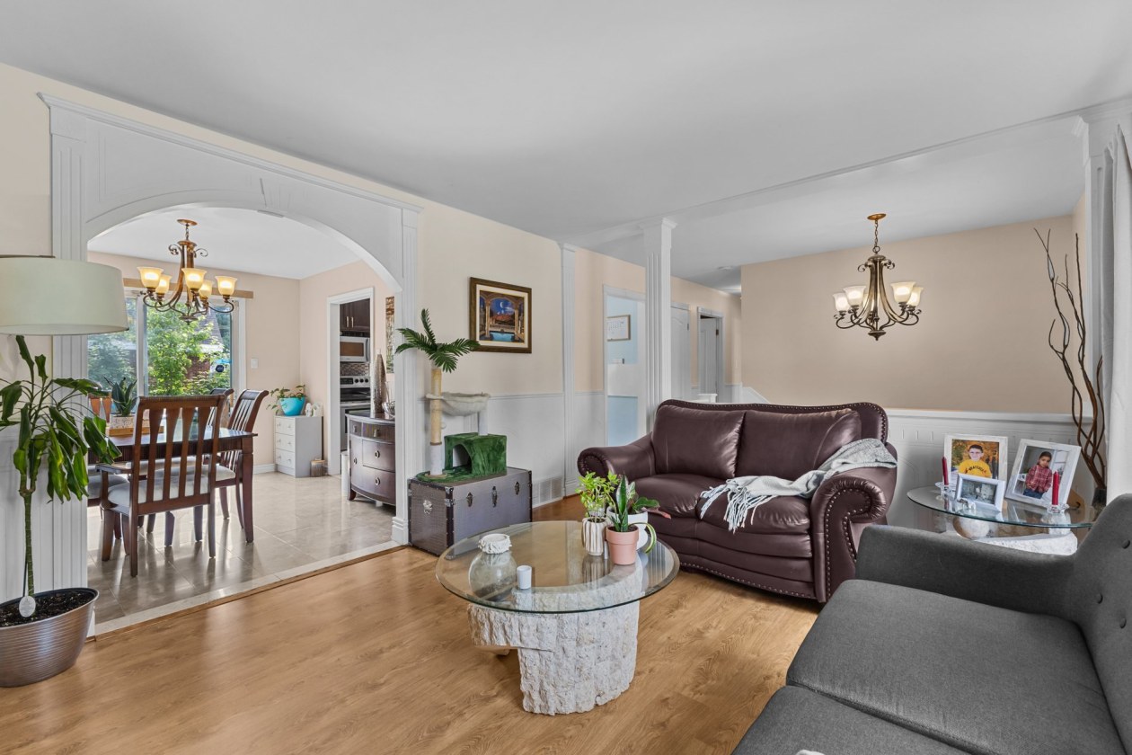 Salon — 950, Rue Desmarchais, Laval (Fabreville), H7R4S9, Laval (Fabreville)
