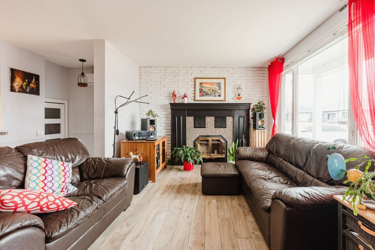 Salon — 1390, Rue Jobin, Alma, G8B6S7, Alma