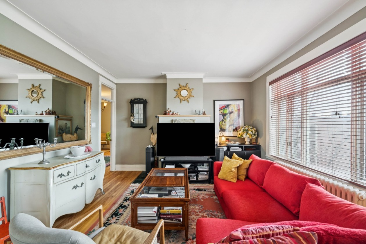Salon — 897, Av. Dollard, Montréal (Outremont), H2V3G8, Montréal (Outremont)