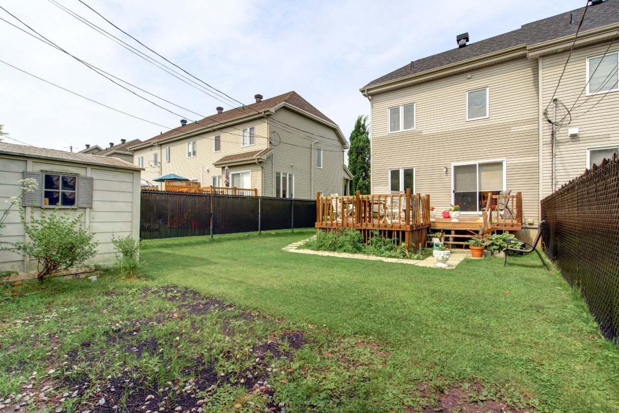 Cour — 75, Av. des Flandres, Candiac, J5R6W1, Candiac