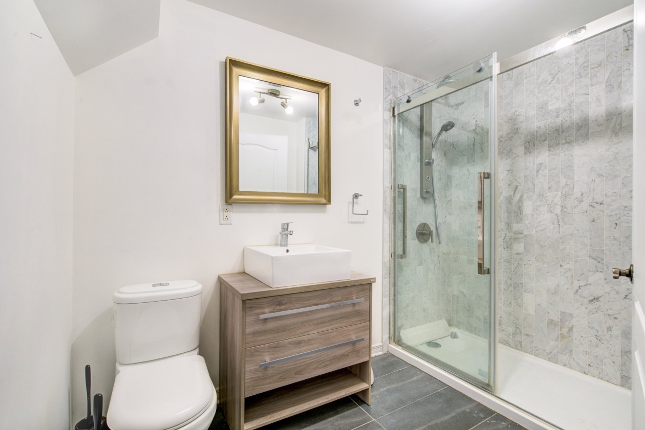 Salle de bains — 75, Av. des Flandres, Candiac, J5R6W1, Candiac