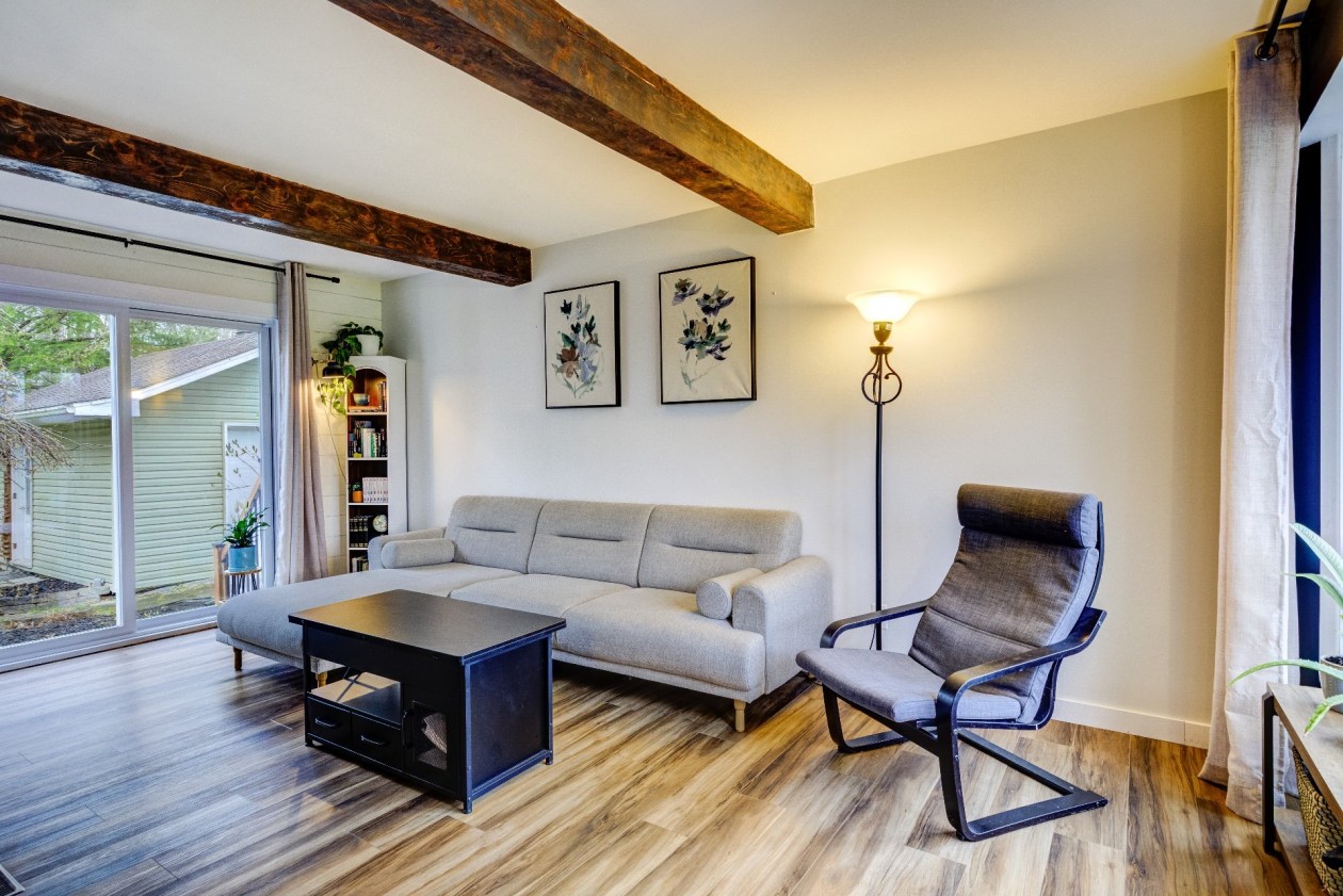 Salon — 596, Rue Hamel, Magog, J1X4P5, Magog
