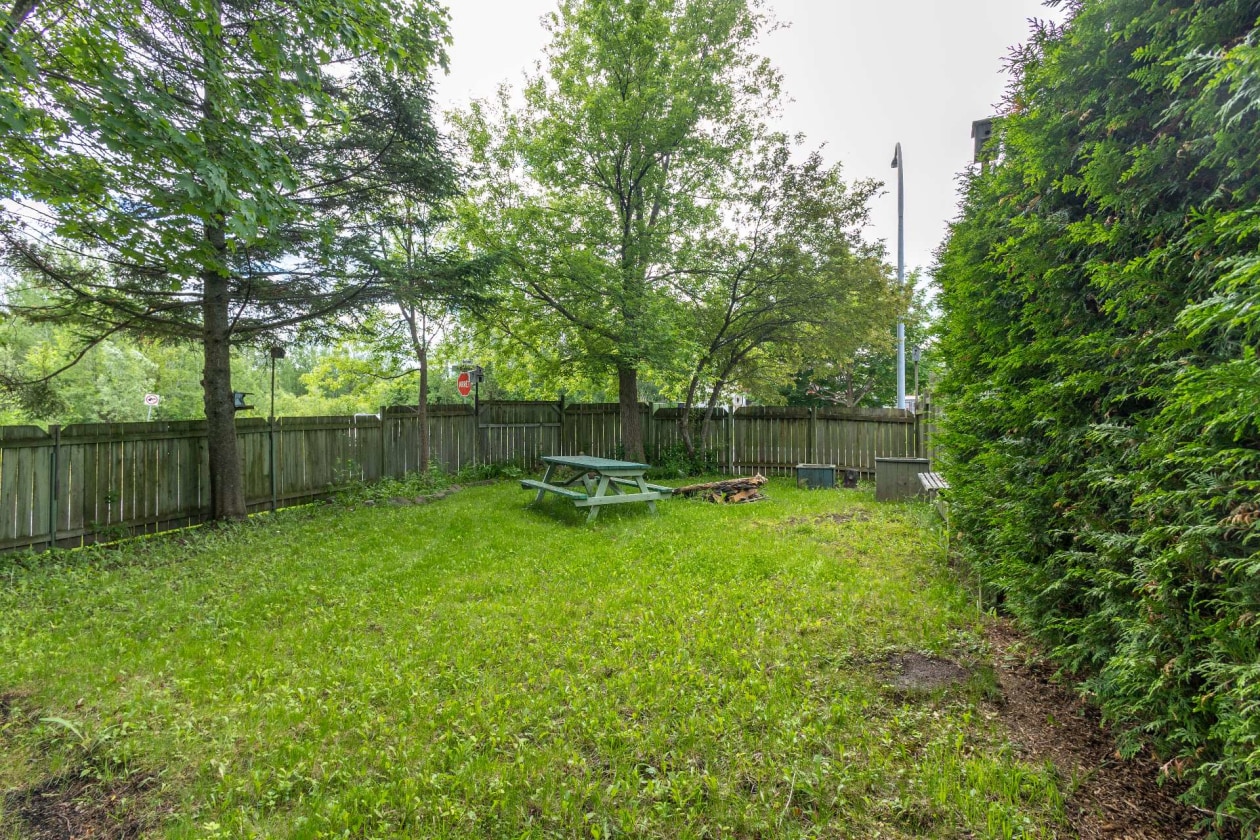 Cour — 336, Av. Brahms, Châteauguay, J6K4H1, Châteauguay