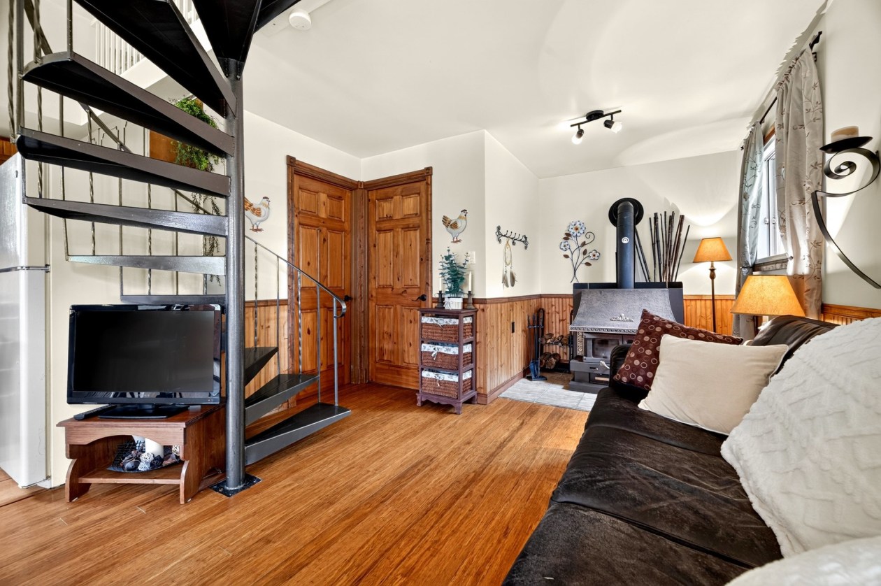 Salon — 104, Rue du Repos, Saint-Gabriel-de-Rimouski, G0K1M0, Saint-Gabriel-de-Rimouski