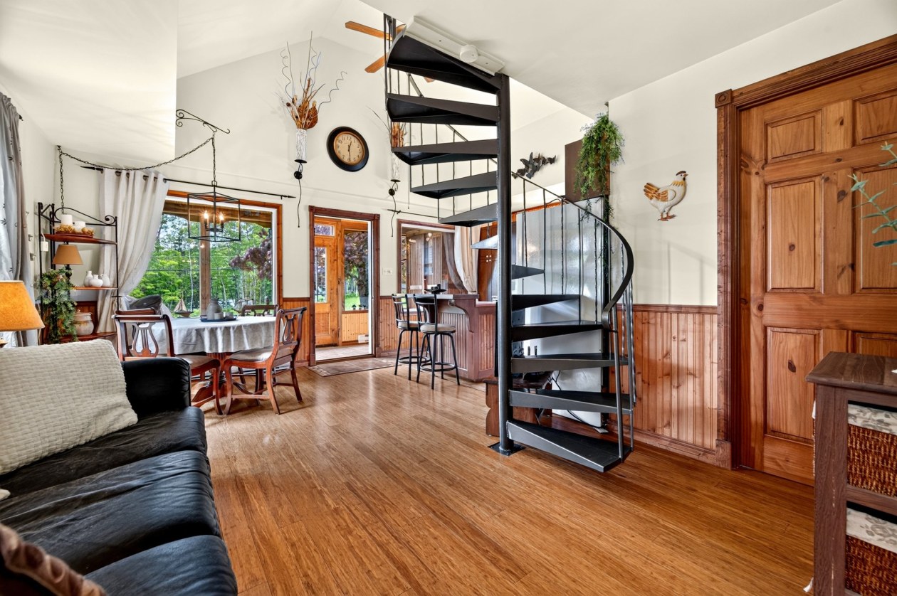 Salon — 104, Rue du Repos, Saint-Gabriel-de-Rimouski, G0K1M0, Saint-Gabriel-de-Rimouski