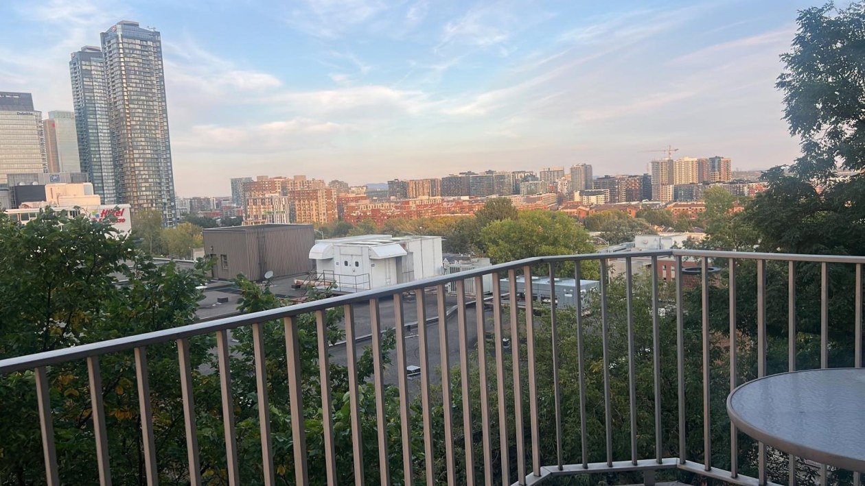 1050, Av. Amesbury
