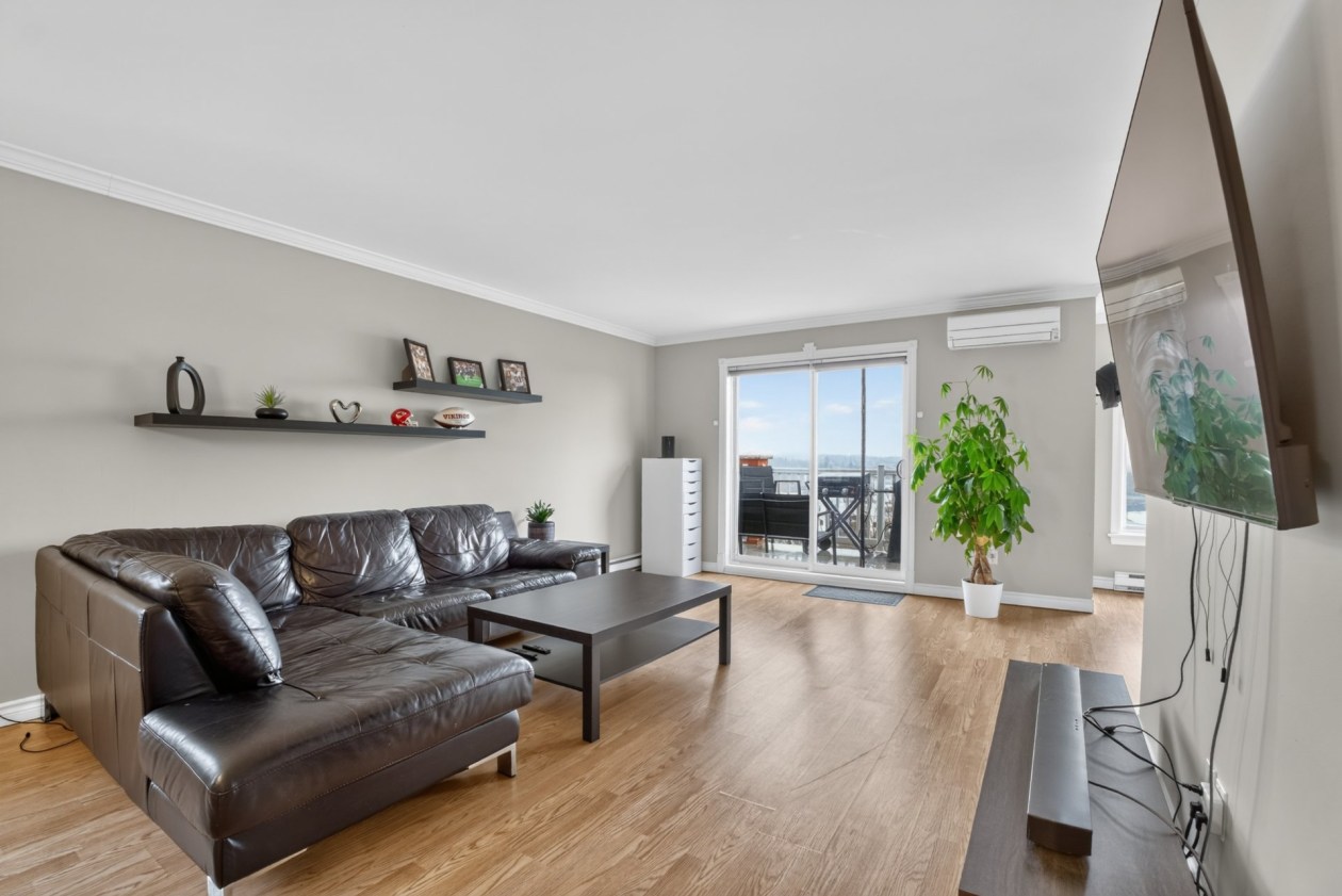 Salon — 3490, Rue Thérèse-Casgrain, 805, Sherbrooke (Les Nations), J1L3C8, Sherbrooke (Les Nations)