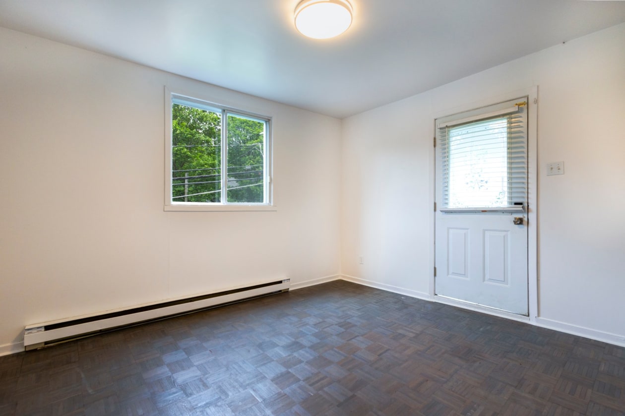 Salon — 72A, Rue Gilmour, Châteauguay, J6J1K7, Châteauguay