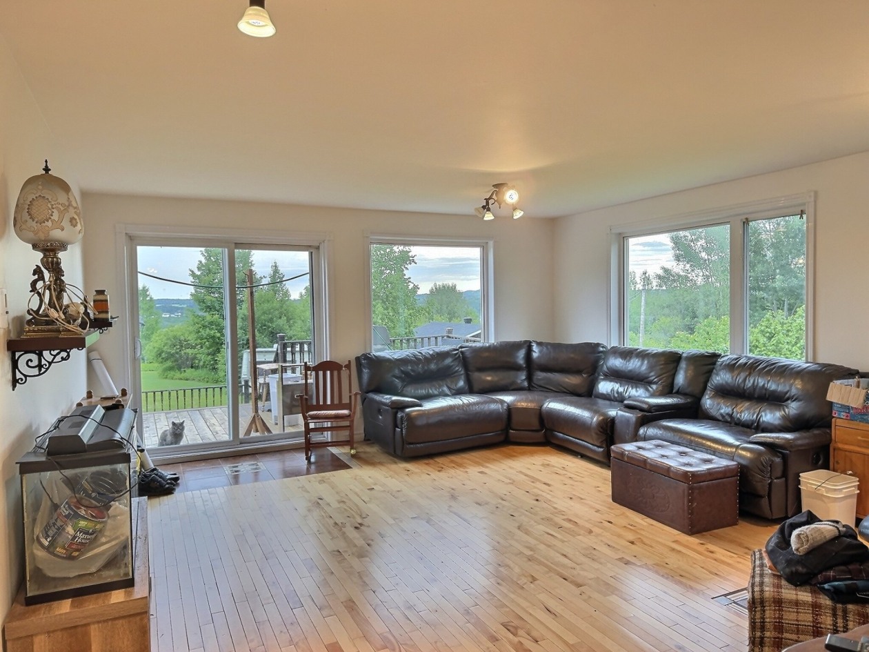Salon — 6088, Ch. St-André, Saguenay (Jonquière), G7X7V4, Saguenay (Jonquière)