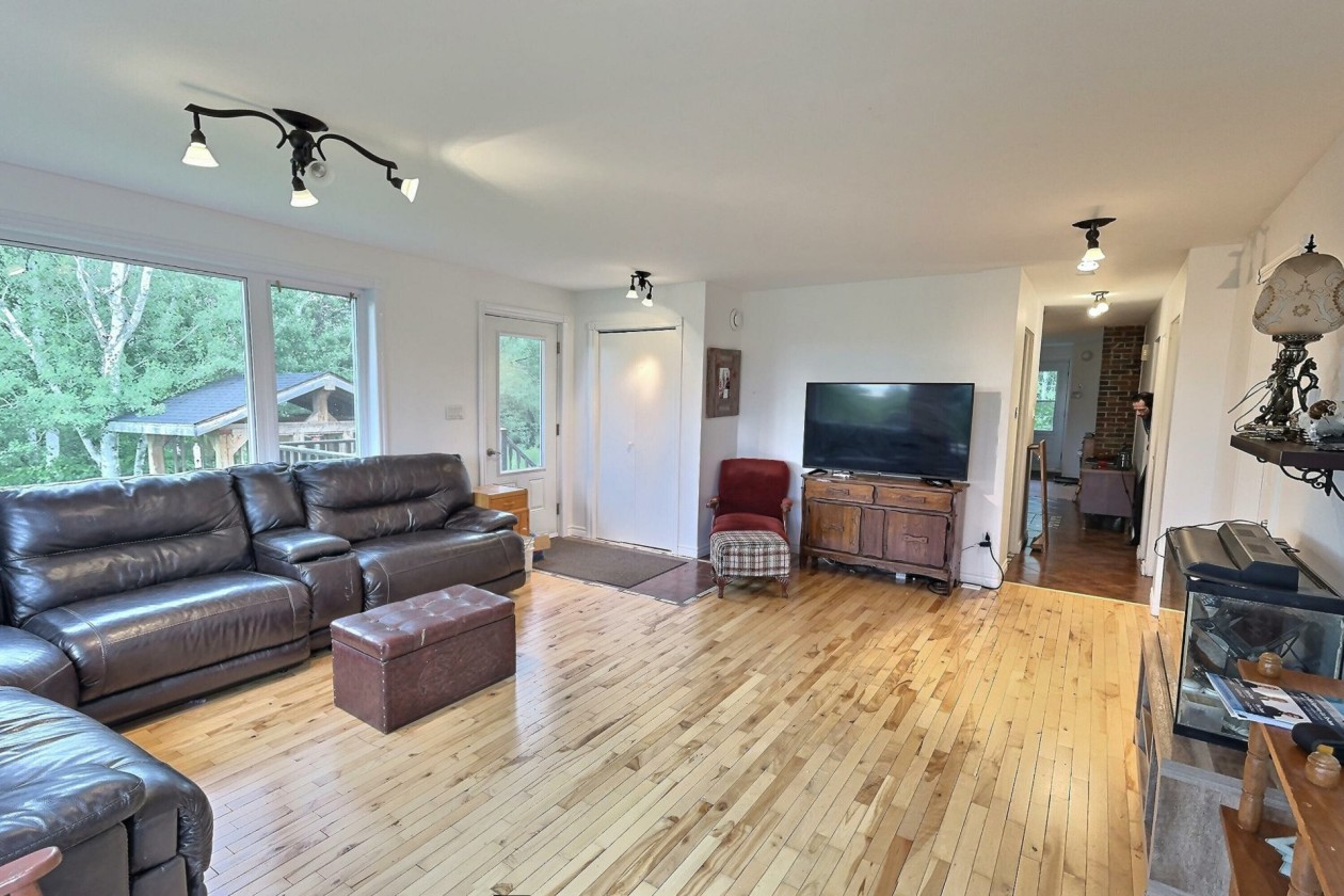 Salon — 6088, Ch. St-André, Saguenay (Jonquière), G7X7V4, Saguenay (Jonquière)