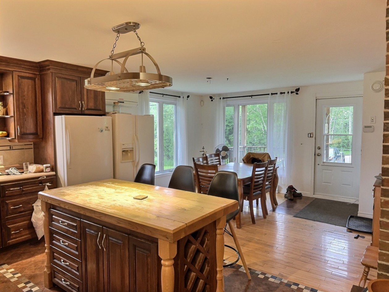 Salle à manger — 6088, Ch. St-André, Saguenay (Jonquière), G7X7V4, Saguenay (Jonquière)