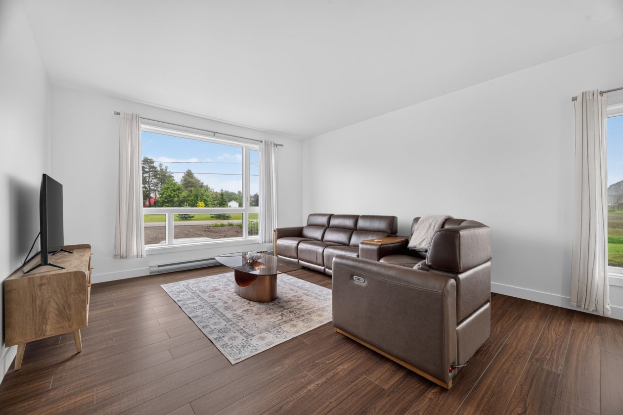 Salon — 224, 4e Rang O., Saint-Anaclet-de-Lessard, G0K1H0, Saint-Anaclet-de-Lessard
