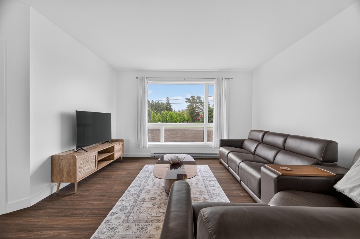 Salon — 224, 4e Rang O., Saint-Anaclet-de-Lessard, G0K1H0, Saint-Anaclet-de-Lessard