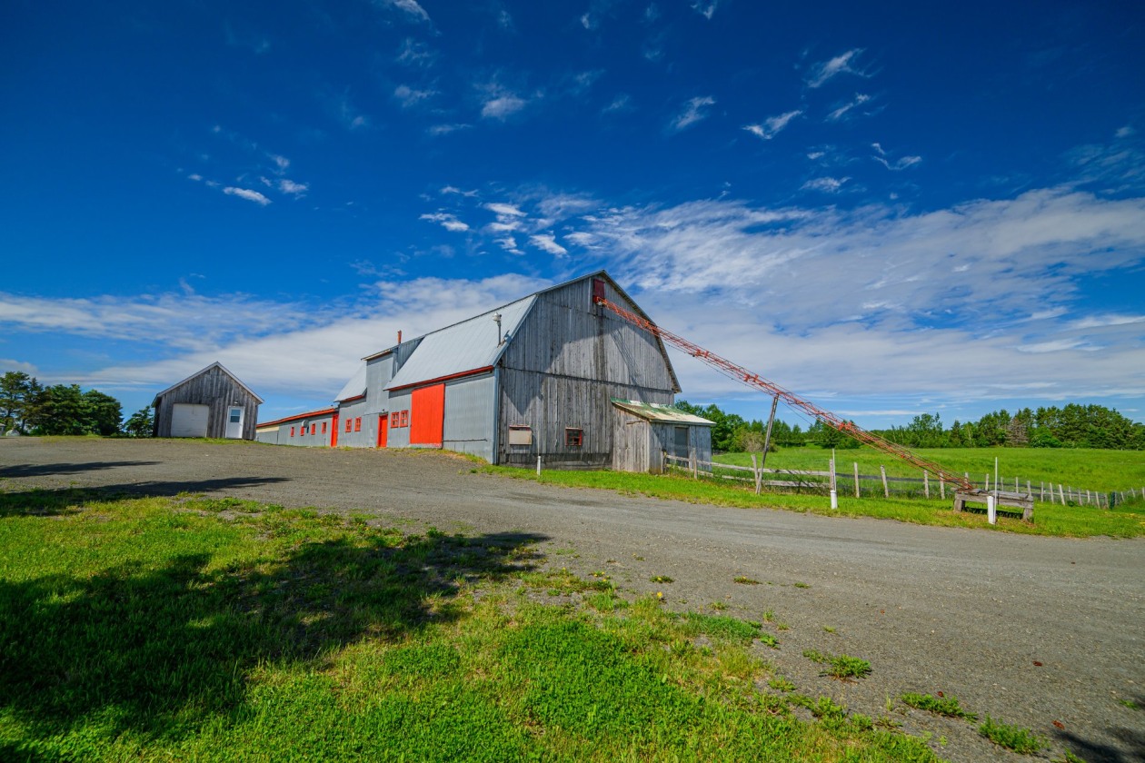 Grange — 224, 4e Rang O., Saint-Anaclet-de-Lessard, G0K1H0, Saint-Anaclet-de-Lessard