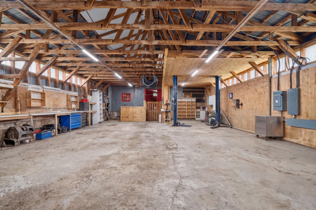 Grange — 224, 4e Rang O., Saint-Anaclet-de-Lessard, G0K1H0, Saint-Anaclet-de-Lessard