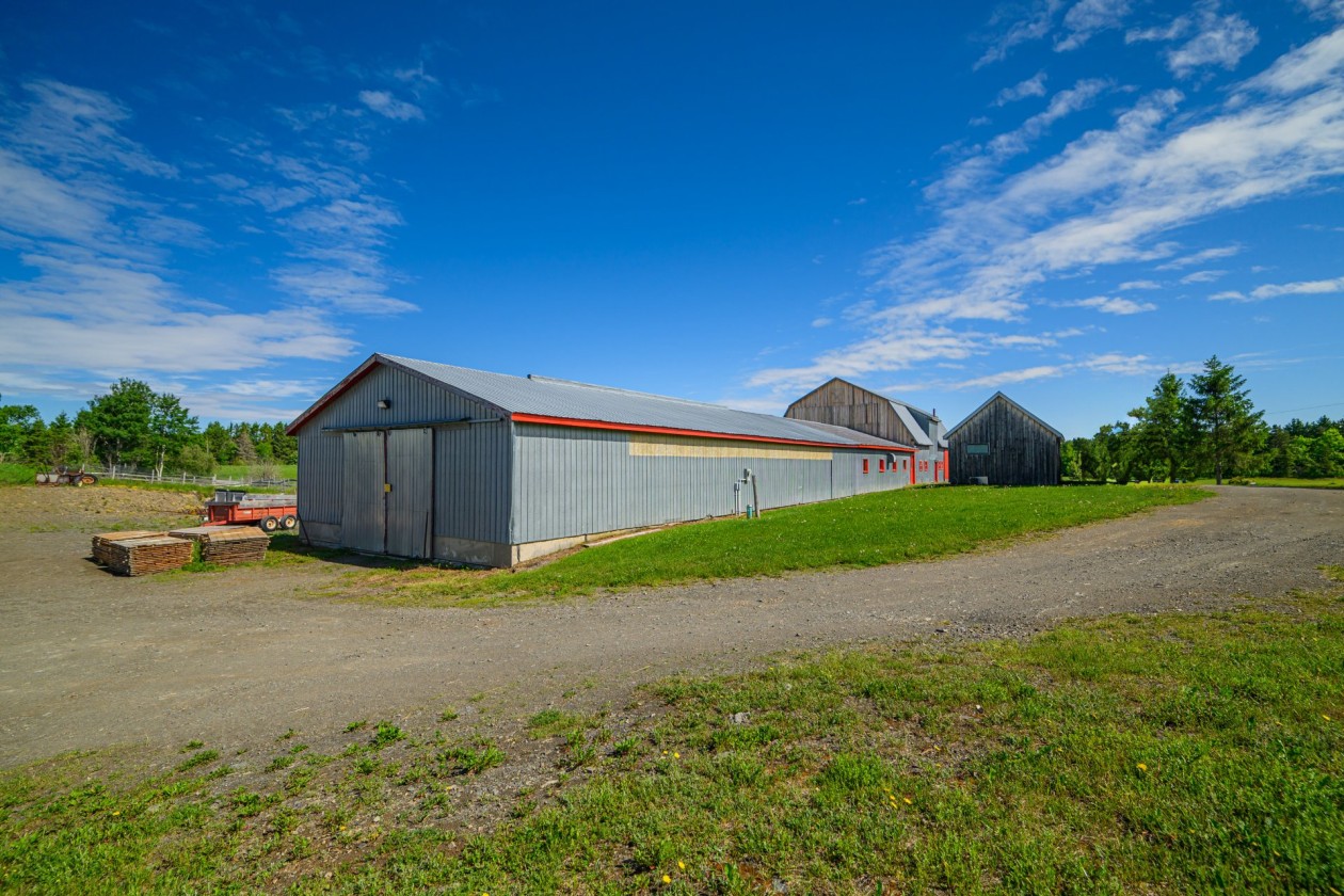 Grange — 224, 4e Rang O., Saint-Anaclet-de-Lessard, G0K1H0, Saint-Anaclet-de-Lessard