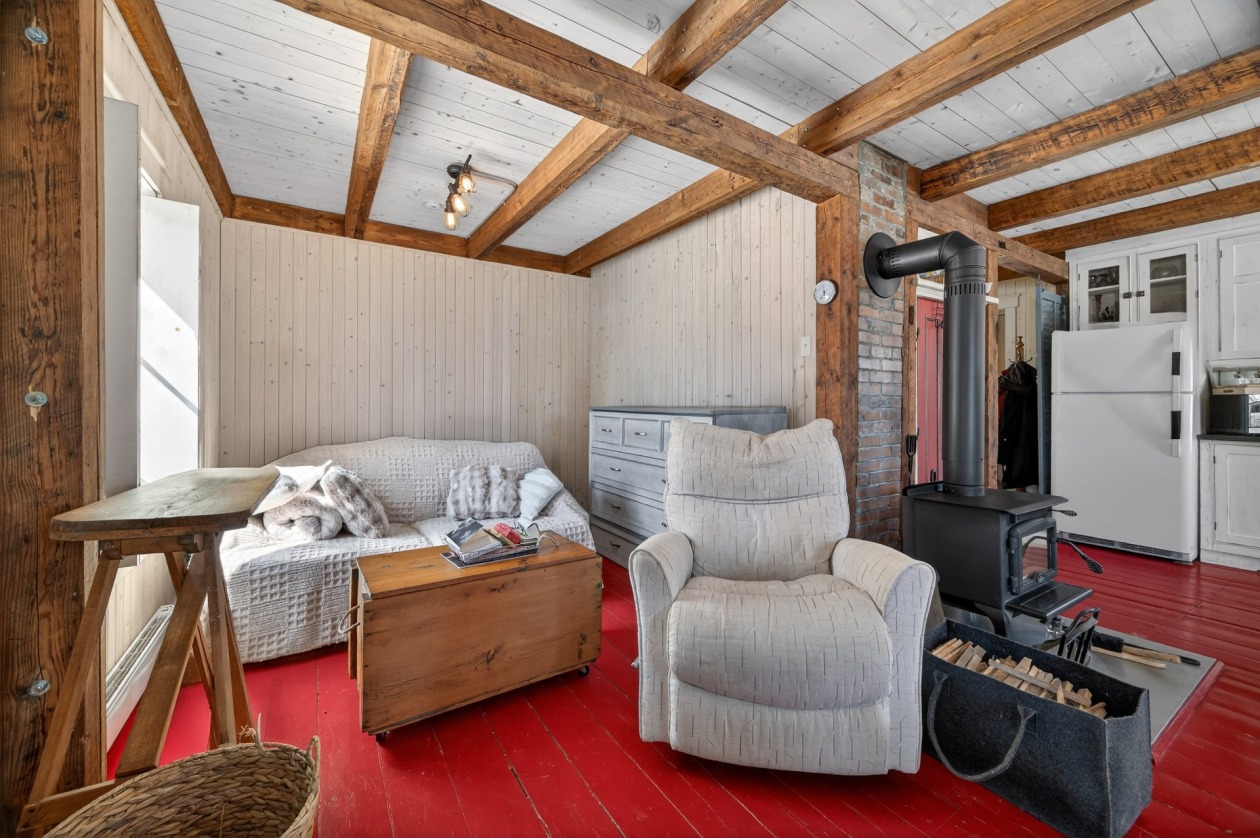 Salon — 170, 1er Rang E., Saint-Paul-de-la-Croix, G0L3Z0, Saint-Paul-de-la-Croix