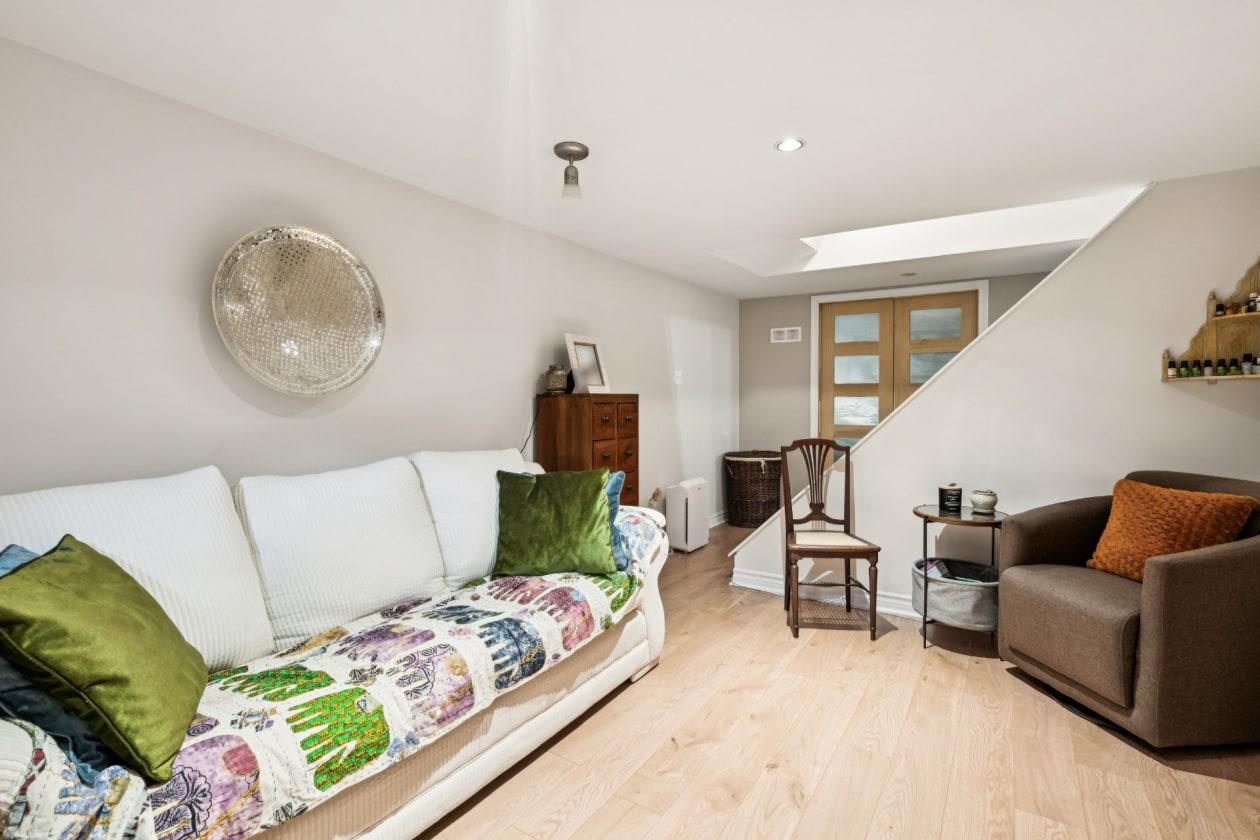 Salle familiale — 13, Place des Hirondelles, Laval (Duvernay), H7A2X4, Laval (Duvernay)