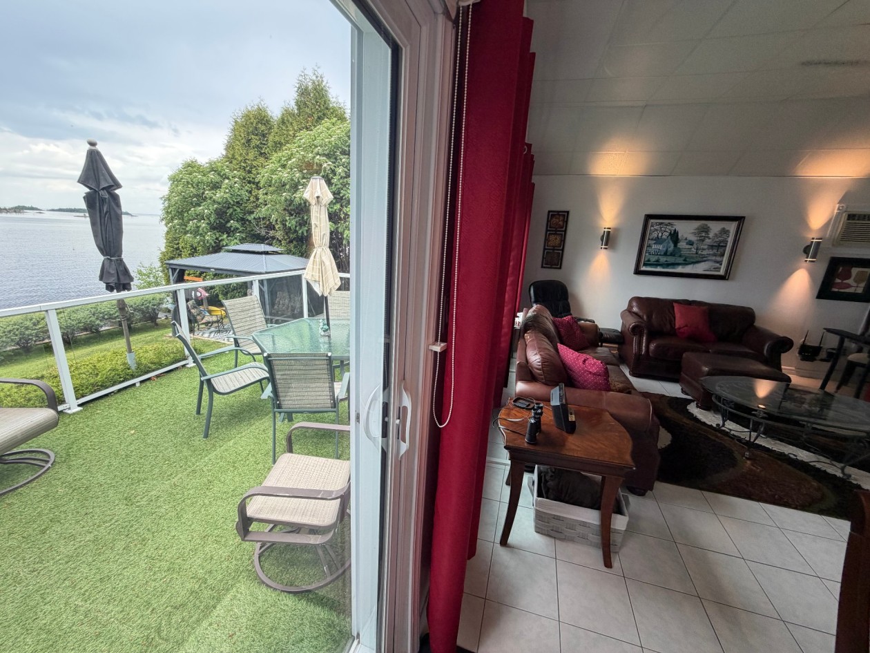 Salon — 220, Ch. du Four-à-Chaux, Alma, G7B5V3, Alma