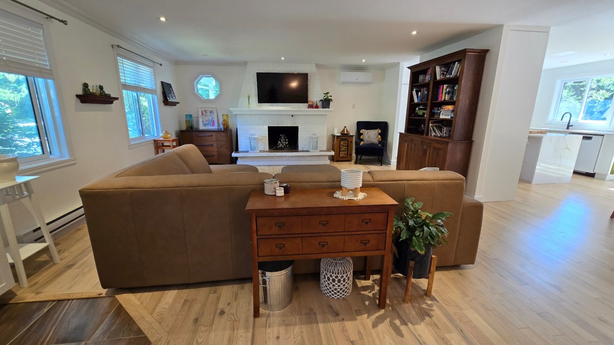 Salon — 118, Rue Bedford, Baie-d'Urfé, H9X3A1, Baie-d'Urfé