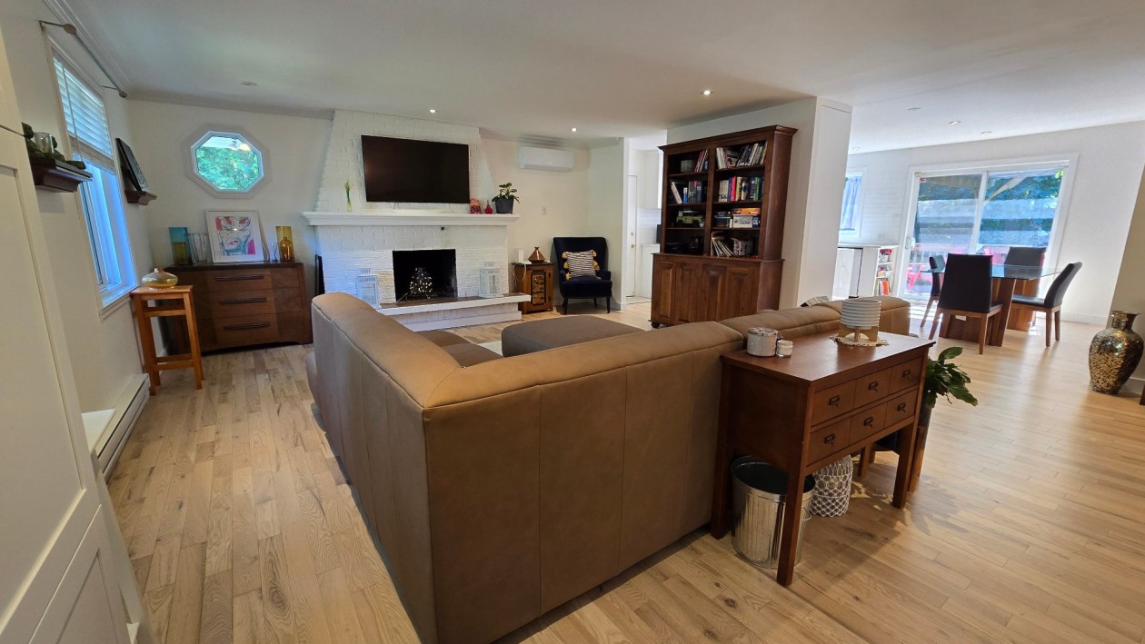 Salon — 118, Rue Bedford, Baie-d'Urfé, H9X3A1, Baie-d'Urfé