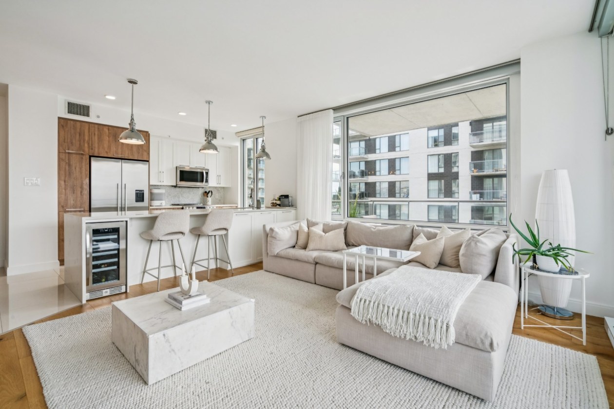 Salon — 3641, Av. Jean-Béraud, 1001, Laval (Chomedey), H7T0K9, Laval (Chomedey)
