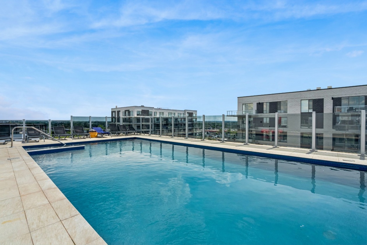 Piscine — 3641, Av. Jean-Béraud, 1001, Laval (Chomedey), H7T0K9, Laval (Chomedey)