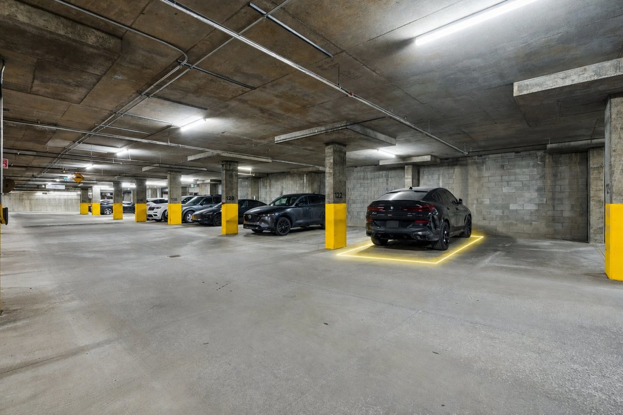 Garage — 3641, Av. Jean-Béraud, 1001, Laval (Chomedey), H7T0K9, Laval (Chomedey)