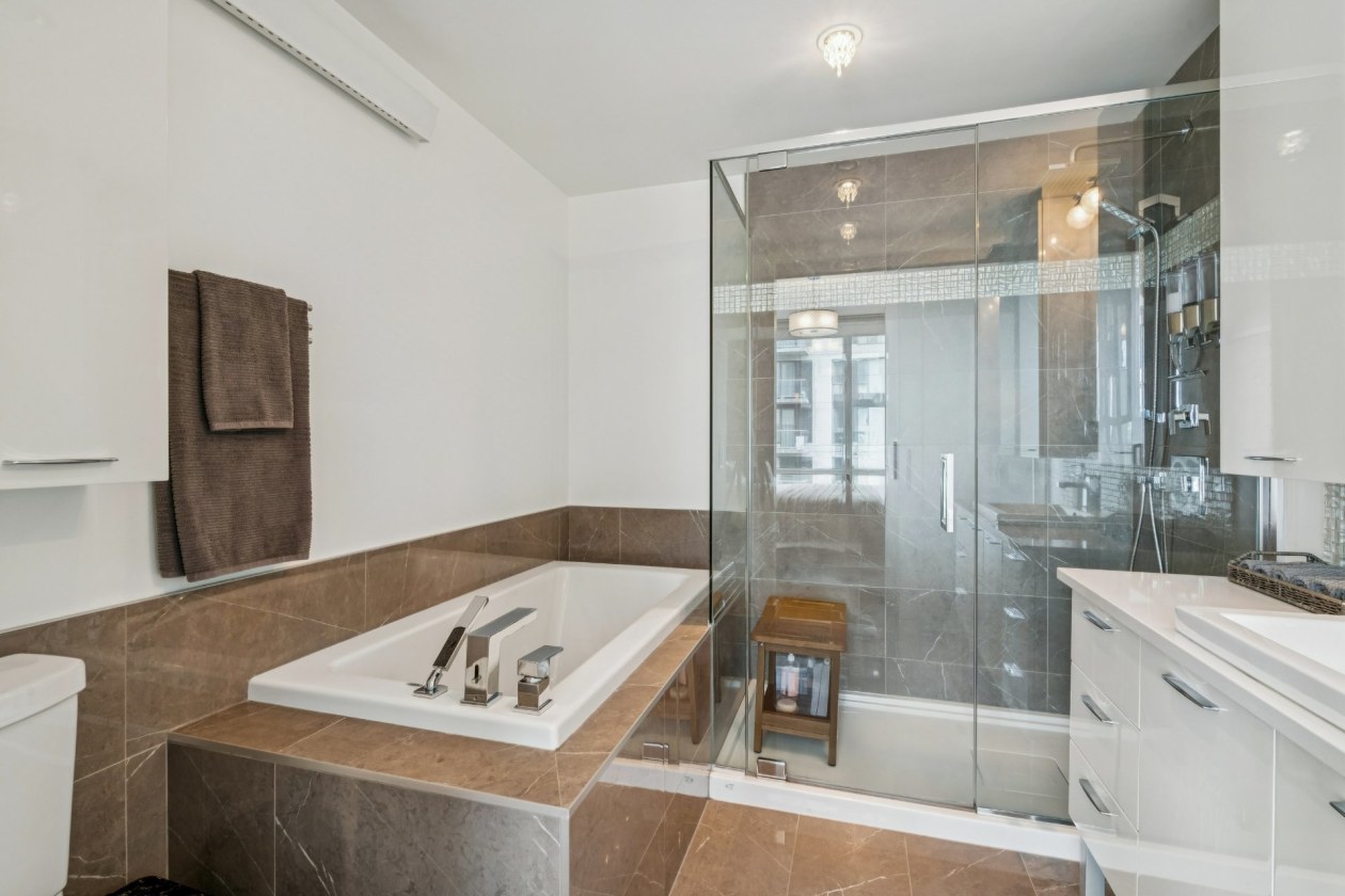 Salle de bains — 3641, Av. Jean-Béraud, 1001, Laval (Chomedey), H7T0K9, Laval (Chomedey)