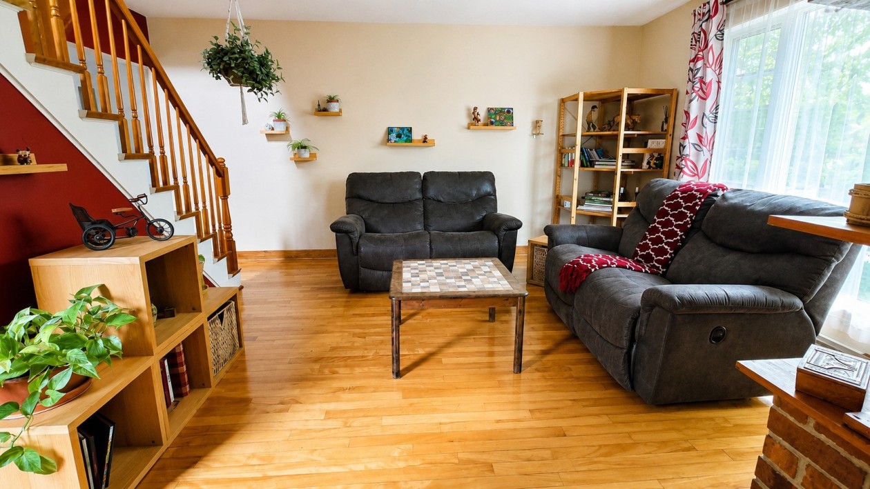 Salon — 234, Rue Maple, Longueuil (Greenfield Park), J4V2S3, Longueuil (Greenfield Park)