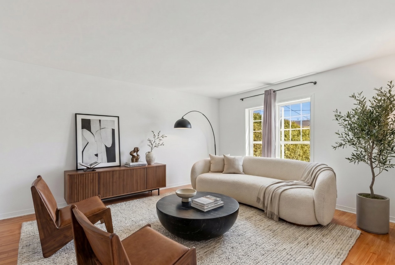 Salon — 106, Rue de l'Adamas, Saint-Colomban, J5K2C7, Saint-Colomban
