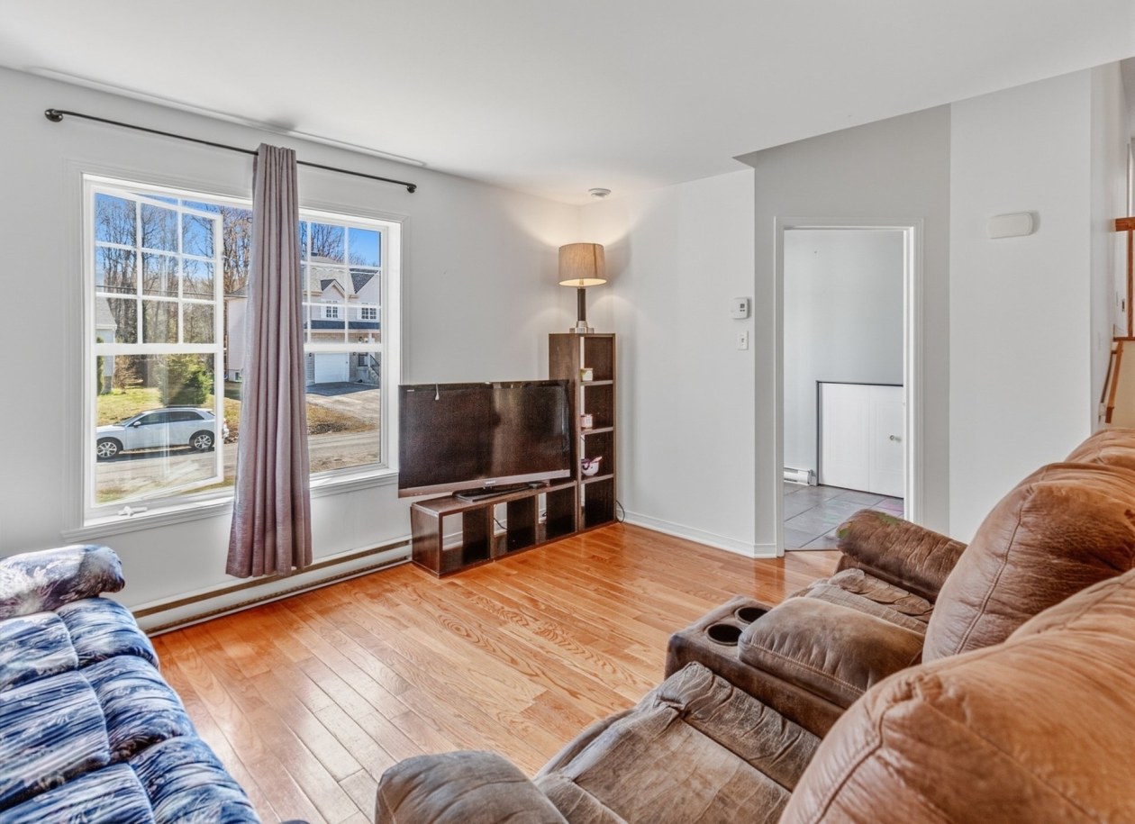 Salon — 106, Rue de l'Adamas, Saint-Colomban, J5K2C7, Saint-Colomban