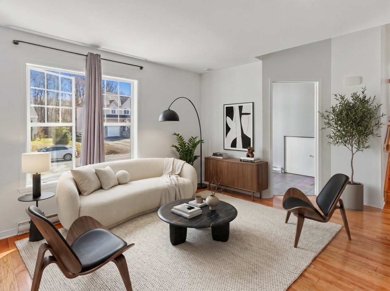 Salon — 106, Rue de l'Adamas, Saint-Colomban, J5K2C7, Saint-Colomban